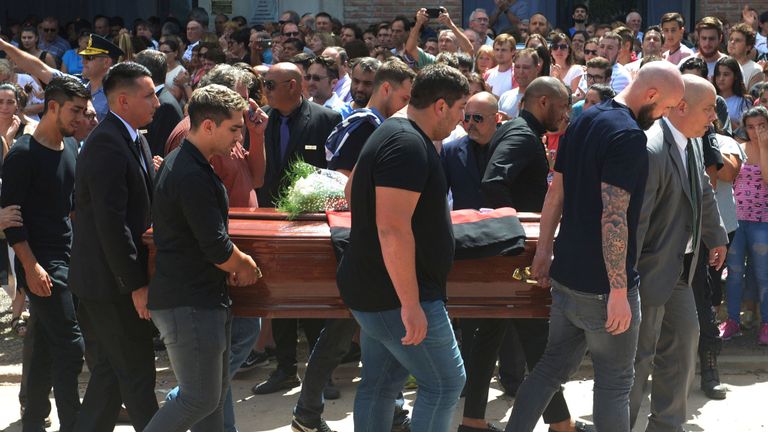 Progreso, ArgentineLa famille et des amis portent le cercueil d'Emiliano Sala, footballeur décédé dans un accident d'avion dans la Manche, tandis qu'une foule assiste à son passage au Club Atletico et Social San Martin de Progreso le 16 février 2019. REUTERS / Sebastian Granata AUCUNE REVENTE. PAS D'ARCHIVES.