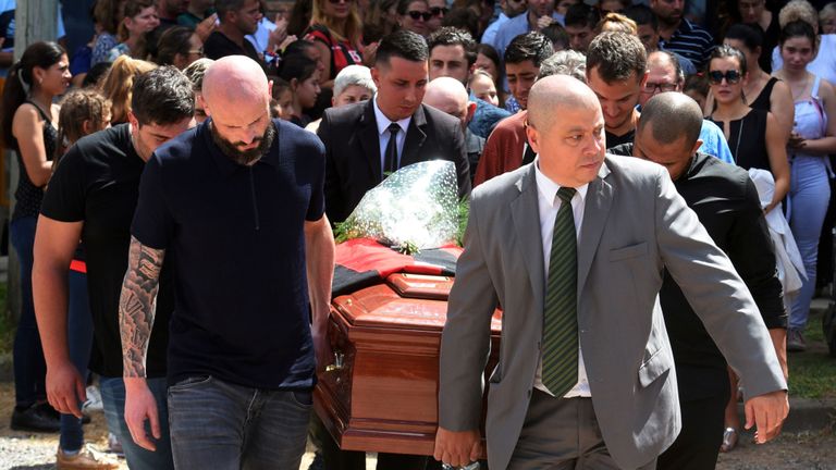 Progreso, ArgentineLa famille et des amis portent le cercueil d'Emiliano Sala, footballeur décédé dans un accident d'avion dans la Manche, tandis qu'une foule assiste à son passage au Club Atletico et Social San Martin de Progreso le 16 février 2019. REUTERS / Sebastian Granata AUCUNE REVENTE. PAS D'ARCHIVES.