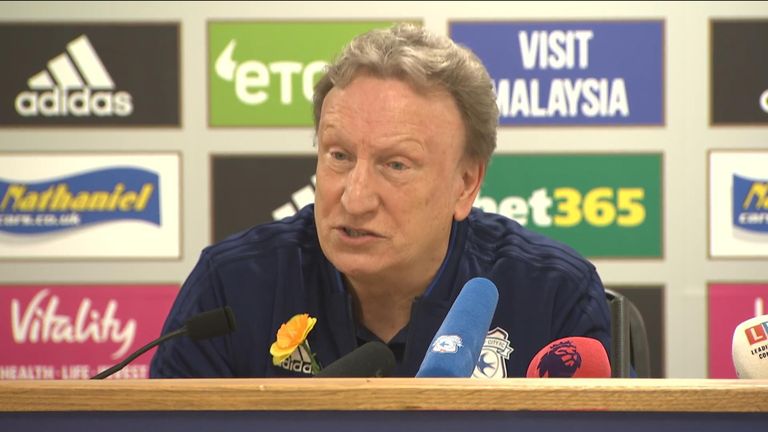 Neil Warnock donne une conférence de presse après la découverte du corps d'Emiliano Sala.