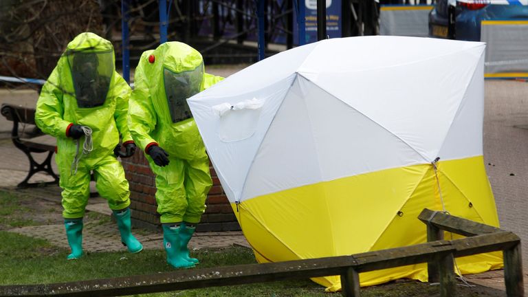 La tente médico-légale recouvrant le banc où ont été retrouvés Sergei Skripal et sa fille Yulia a été repositionnée par des fonctionnaires en tenue de protection 