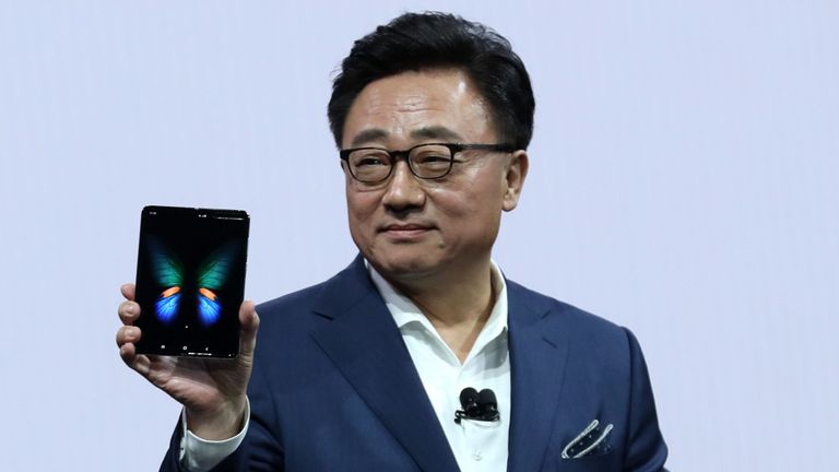 DJ Koh, PDG de la division mobile de Samsung, détient le smartphone Samsung Galaxy Fold