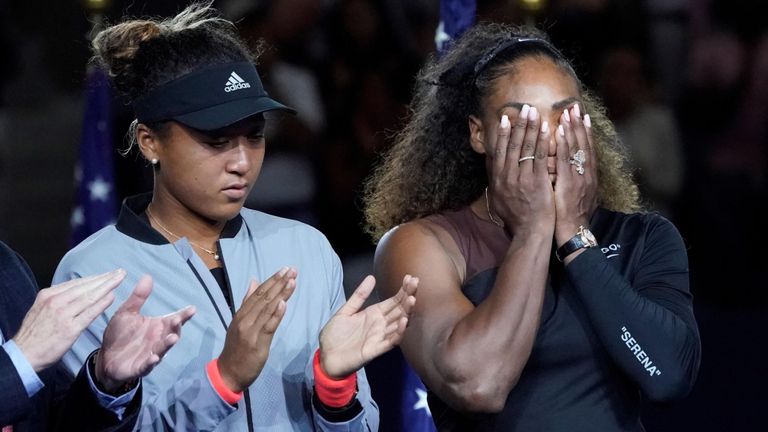 Serena Williams des États-Unis (à droite) pleure devant le Japonais Naomi Osaka lors de la remise du trophée après la finale féminine du treizième jour du tournoi de tennis américain 2018 Open, organisé au centre national de tennis USTA Billie Jean King. Crédit obligatoire: Robert Deutsch-USA TODAY Sports