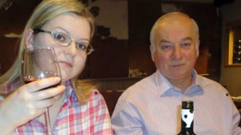 Sergueï et Yulia Skripal ont été attaquées à Novichok et retrouvées affalées sur un banc à Salisbury en mars