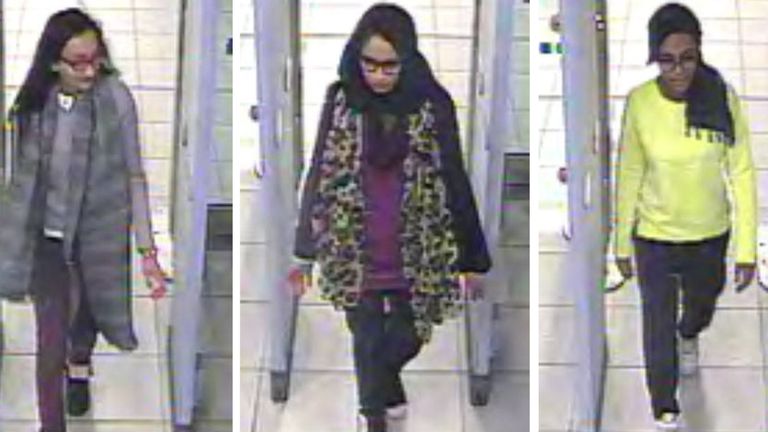 Kadiza Sultana (à gauche), Shamima Begum (à droite) et Amira Abase passant la sécurité à Gatwick avant de prendre un vol à destination de la Turquie