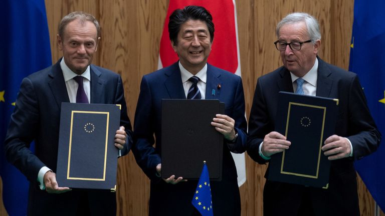 Le Premier ministre japonais Shinzo Abe (au centre) en compagnie de Donald Tusk (à gauche) et de Jean-Claude Juncker, de l'UE