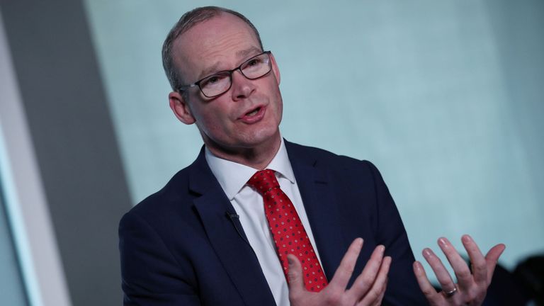 Le ministre irlandais des Affaires étrangères, Simon Coveney, parle à Reuters lors d'une interview à Dublin