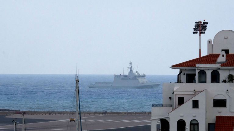 Le navire de la marine a ordonné aux navires commerciaux de quitter les eaux britanniques de Gibraltar
