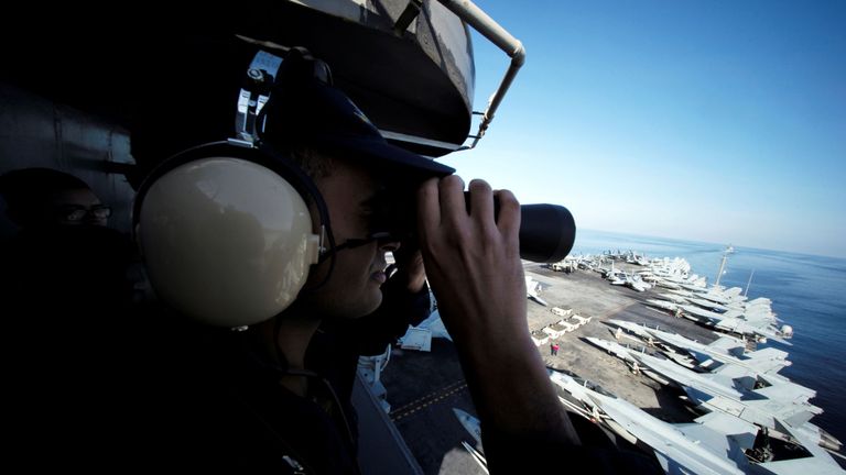 Décembre: un marin américain surveille le USS John C Stennis traverser le détroit d'Hormuz