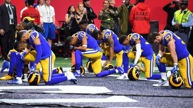 Plusieurs joueurs de LA Rams se sont agenouillés avant le début du match