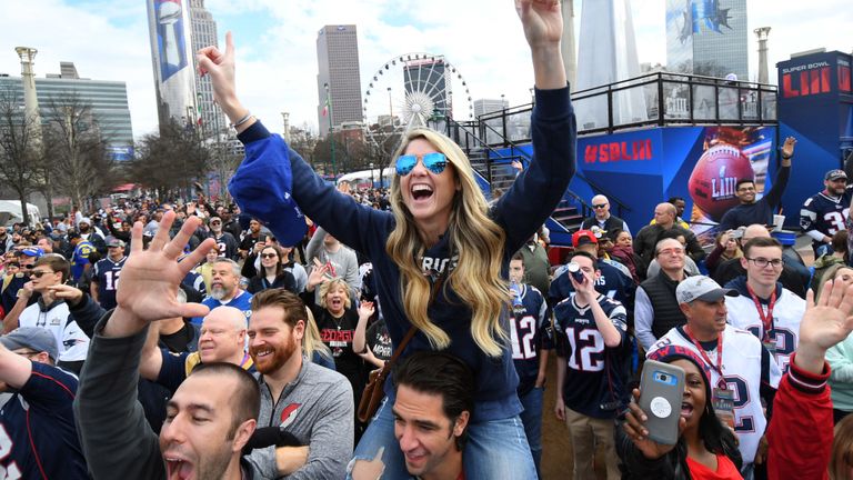 Les fans se rassemblent à l'extérieur du stade avant le Super Bowl LIII