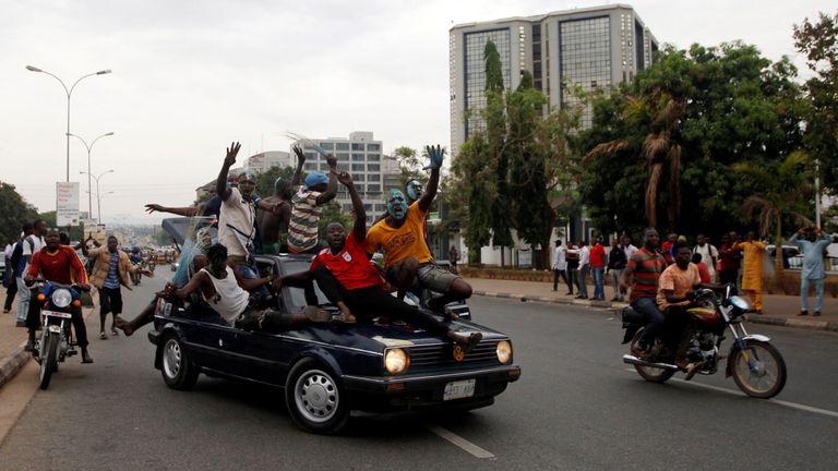 Les partisans de Buhari célèbrent à Abuja