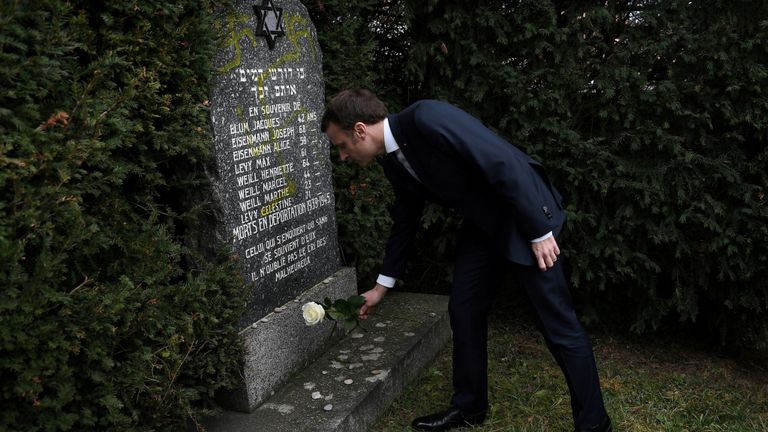 Emmanuel Macron a rendu hommage à une pierre tombale revêtue d'une croix gammée