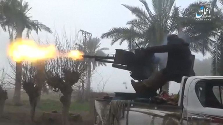 La vidéo montre des activistes tirant des missiles et des armes à feu sur des combattants kurdes dans la dernière enclave territoriale de l'Etat islamique en Syrie.