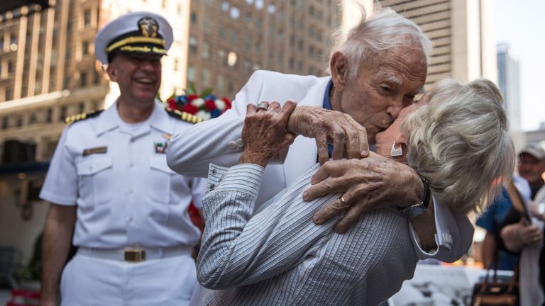 Sydnor Thompson, 90 ans, embrasse sa femme, Harriette Thompson, 91 ans, en reconstituant le baiser