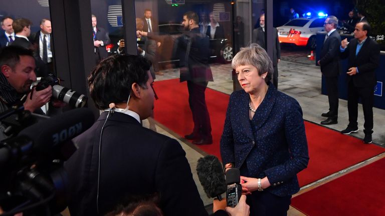 Theresa May parle à Faisal Islam de Sky