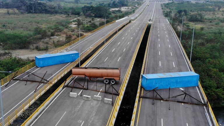 L'armée vénézuélienne a bloqué le pont Tienditas pour empêcher l'aide américaine d'entrer