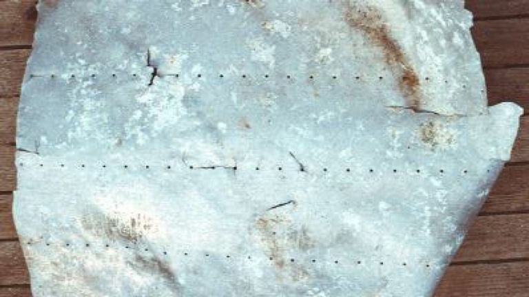 Ce panneau en aluminium, découvert en 1991, provient-il de l'avion d'Amelia Earhart? Pic: TIGHAR