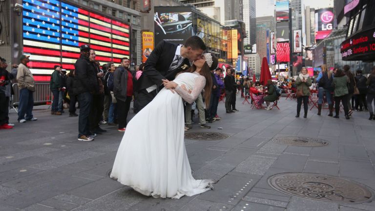 Les nouveaux mariés espagnols ont imité le baiser après s'être noué aux États-Unis