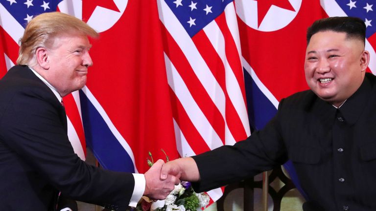 Les deux dirigeants étaient de bonne humeur lors de leur rencontre à Hanoi