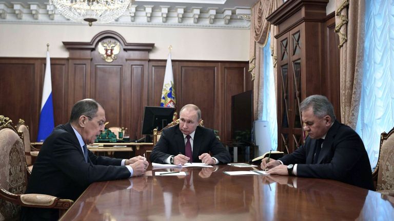 Vladimir Poutine rencontre le ministre de la Défense, Sergei Shoigu et le ministre des Affaires étrangères, Sergueï Lavrov 
