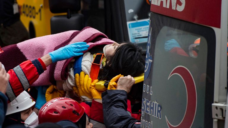 Un enfant turc, Havva Tekgoz, est évacué par des sauveteurs sur le site.
