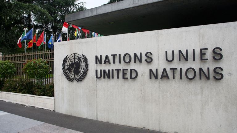 Genève - juin 08: l'emblème des Nations Unies est vu devant l'Office des Nations Unies (UNOG) le 8 juin 2008 à Genève, en Suisse. Installé au Palais des Nations, l’Office des Nations Unies à Genève fait office de bureau du représentant du Secrétaire général à Genève. Point focal de la diplomatie multilatérale, l'ONUG organise plus de 8 000 réunions par an, ce qui en fait l'un des centres de conférence les plus fréquentés au monde. Avec plus de 1600 employés, il s'agit du plus grand lieu d'affectation en dehors