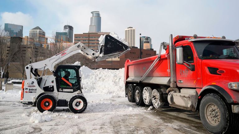 La neige est dégagée à Minneapolis, où les températures pourraient chuter jusqu'à -70 ° C