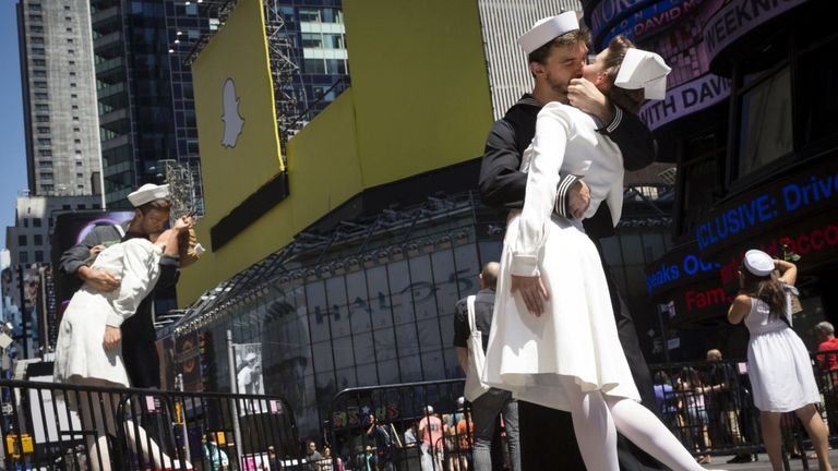 Les acteurs recréent l’image emblématique à New York à l’occasion du 70e anniversaire du V-J Day