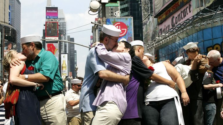 Les couples recréent la célèbre photo pour marquer le 61e anniversaire de la journée V-J en 2006