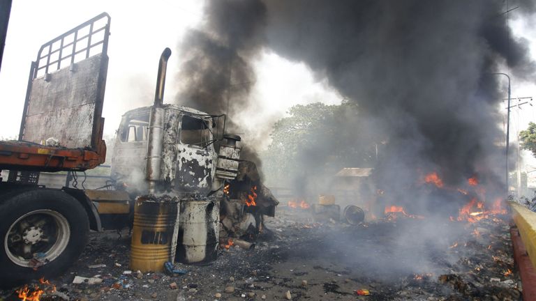 L'un des camions d'aide a été incendié - apparemment par des gardes nationaux