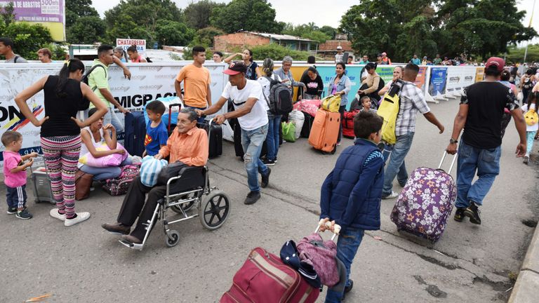 Les gens traversent en Colombie sur le pont international Simon Bolivar