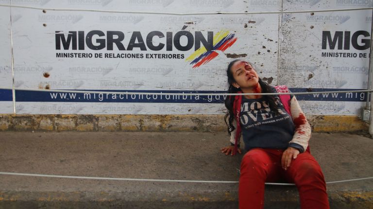 Une femme est blessée au milieu des tensions sur le pont Simon Bolivar, à la frontière entre la Colombie et le Venezuela.