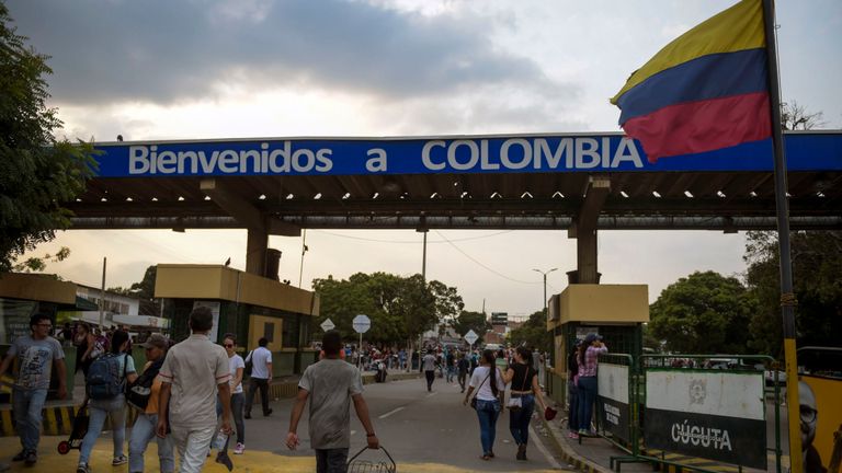 Les gens traversent le pont international Simon Bolivar à la frontière entre Tachira au Venezuela et Cucuta en Colombie
