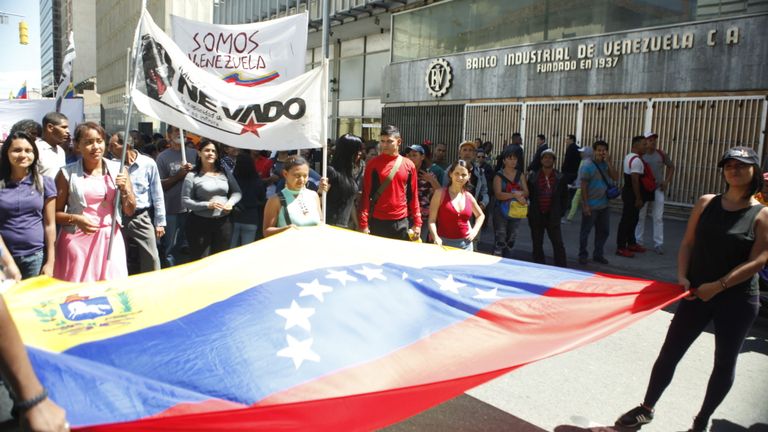 Le chef de l'opposition, Juan Guaido, continue d'attirer le soutien
