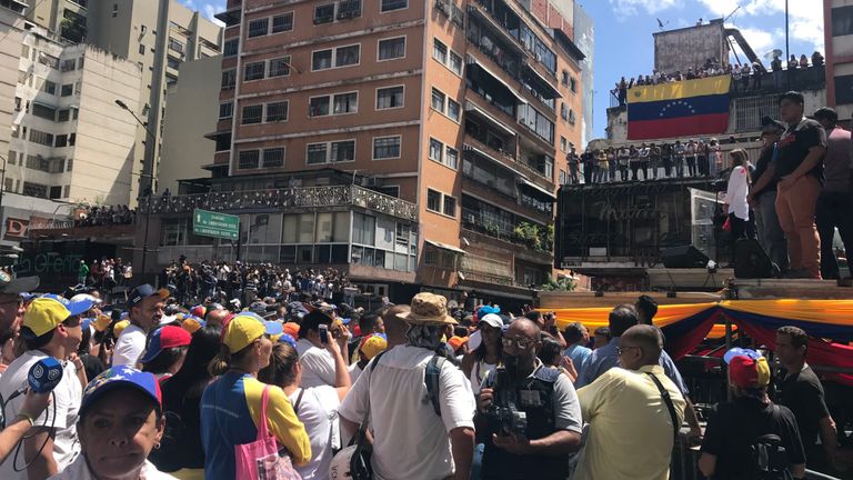 Des foules se sont rassemblées pour voir la superstar & # 39; Guaido