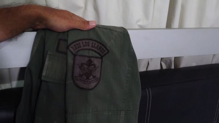 Un des transfuges montre les insignes sur son uniforme