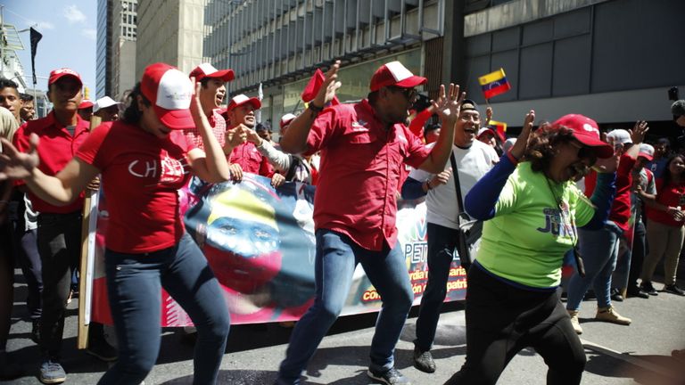 Des groupes de samba ont joué et les gens ont dansé dans la rue