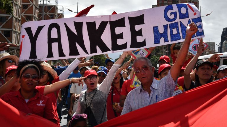 Les partisans du président vénézuélien Nicolas Maduro prennent part à une contre-manifestation à Caracas
