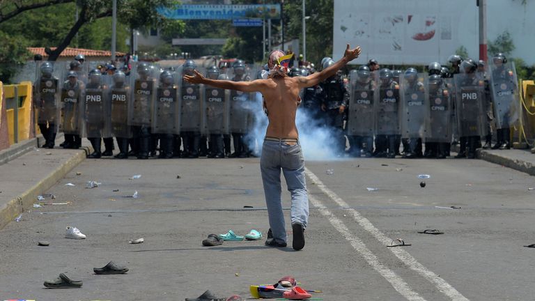 Un homme affronte la police sur le pont Simon Bolivar à Cucuta, en Colombie 