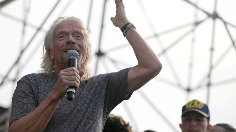 Richard Branson s'adresse aux foules lors du concert