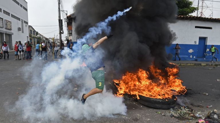 Les Vénézuéliens affrontent des gardes nationaux dans la ville frontalière d'Urena