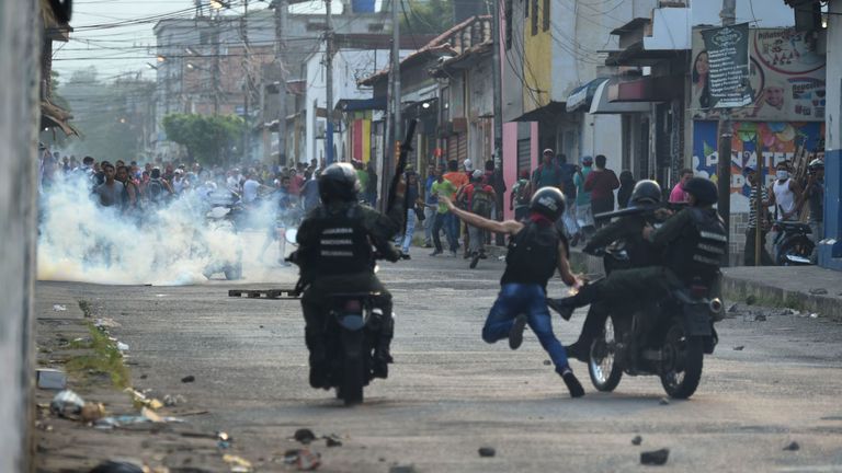 Les gardes nationales vénézuéliennes s'affrontent avec des manifestants à Urena