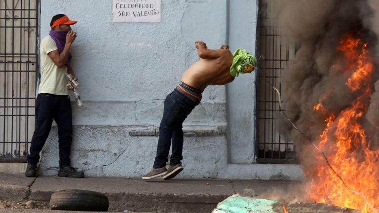 Un manifestant est frappé au visage par des barbelés lors de batailles avec des gardes à Urena