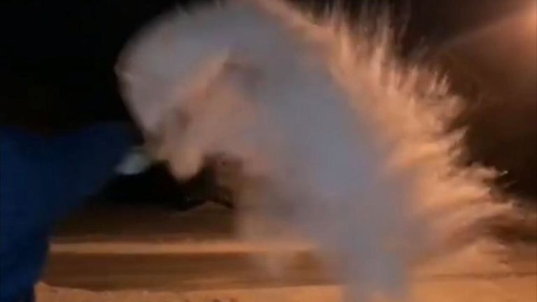 Avec des températures atteignant -30 ° C, un homme du Minnesota lança une tasse d'eau bouillante dans les airs et la vit se transformer immédiatement en glace.