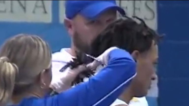 Le lutteur noir au lycée Andrew Johnson a été contraint de se faire couper ses dreadlocks par un arbitre blanc afin de pouvoir participer