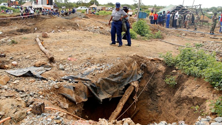 Au moins 22 corps ont été identifiés dans des puits et des tunnels