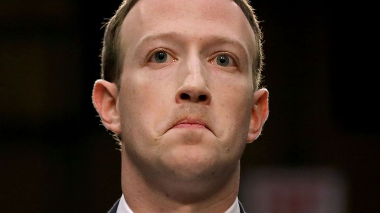 WASHINGTON, DC - 10 AVRIL: Le cofondateur de Facebook, le président et chef de la direction, Mark Zuckerberg, témoigne devant une audience mixte du Comité judiciaire et du commerce du Sénat tenue dans l'immeuble de bureaux du Sénat Hart à Capitol Hill, le 10 avril 2018 à Washington. M. Zuckerberg, âgé de 33 ans, a été appelé à témoigner après avoir été informé du fait que Cambridge Analytica, une société britannique de conseil politique liée à la campagne Trump, avait recueilli leurs informations personnelles. (Photo de Chip Somodevilla / Getty Ima