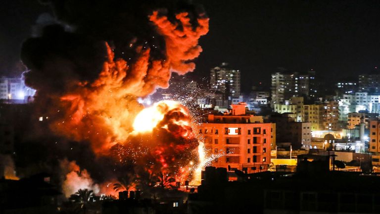 Un feu et une fumée au-dessus de bâtiments dans la ville de Gaza lors de frappes israéliennes rapportées le 25 mars 2019. - L'armée israélienne a lancé des frappes sur des cibles du Hamas dans la bande de Gaza aujourd'hui, a annoncé l'armée et des témoins, quelques heures après une fusée palestinienne L'enclave a frappé une maison et blessé sept Israéliens
