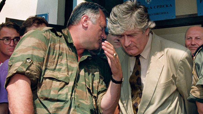Ratko Mladic chuchote à l'oreille de Radovan Karadzic lors d'une réunion à Pale, en août 1993