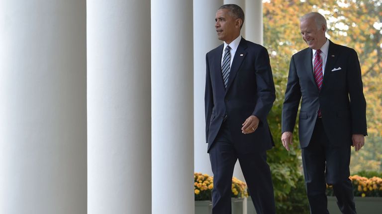 Le président américain Barack Obama (à gauche) et le vice-président Joe Biden abordent, pour la première fois publiquement, l'élection sous le choc de Donald Trump, son successeur, le 9 novembre 2016 à la Maison Blanche à Washnigton, DC campagne électorale d'un an, Obama a répété qu'il ne manquerait pas de faire tout son possible pour assurer la transition pacifique du pouvoir. / AFP / Nicholas Kamm (Le crédit photo devrait correspondre à NICHOLAS KAMM / AFP / Getty Images)
